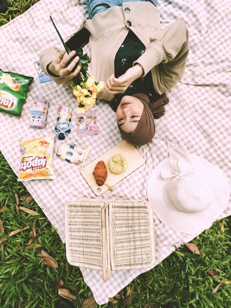 Piknik Aesthetic, Ootd Campus, Picnic Photo Shoot, Picnic Pictures, Picnic Theme, Picnic Inspiration, Wedding Photoshoot Props, Picnic Decorations, Picnic Birthday