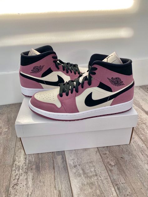 Sepatu Nike Air Jordan, Jordan Boots, Luxury Bags Collection, Jordan Shoes Girls, All Nike Shoes, Nike Air Shoes, Cute Nike Shoes, Costume Shoes, Cute Sneakers