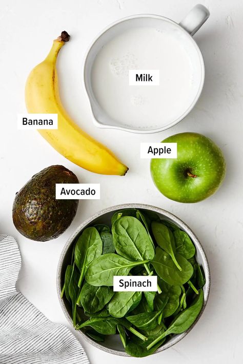 This healthy green smoothie recipe is naturally sweet and a simple way to enjoy an extra serving of fruits and vegetables! Paleo Smoothie Recipes, Smoothie Banana, Flat Belly Smoothie, Best Green Smoothie, Vegetarian Recipes Lunch, Green Smoothie Recipe, Smoothie Diet Challenge, Inflammatory Recipes, 21 Day Smoothie Diet