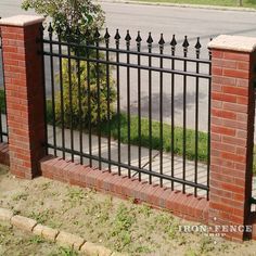 Brick Pillars, Tor Design, Porte In Ferro, Home Fencing, Brick Columns, Fence Gate Design, Boundary Wall, Front Fence, Concrete Fence