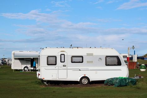 10 tips voor het inpakken van je caravan - https://www.wereldreis.net/reistips/tips-inpakken-caravan/ Caravan Repairs, Caravan Awnings, Dry Camping, Caravan Site, Rv Adventure, Rv Ideas, Camper Ideas, Caravan Park, Diy Camper