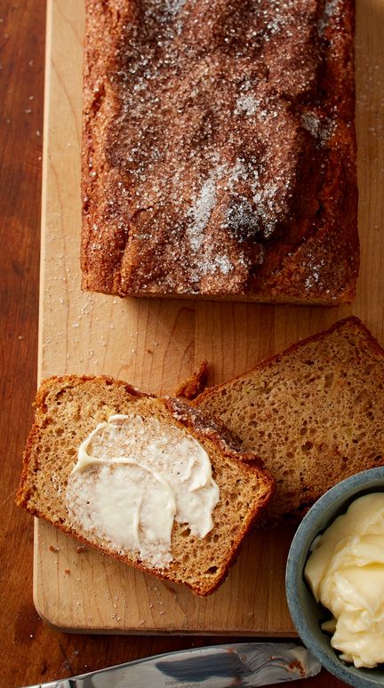 A simple and delicious way to capture the flavors of fall in a quick bread, topped with just the right amount of irresistible cinnamon-sugar crunch! Granny Smith apples were used in the testing of this recipe, but feel free to choose your favorite baking apple from your area, such as McIntosh, Braeburn or Jonathan. Cake Mix Apple Bread, Bread Easy Quick, Bread Quick, Pumpkin Muffins Easy, Bread Pudding With Apples, Apple Cinnamon Bread, Quick Cake, Homemade Bread Easy, Cake Mixes