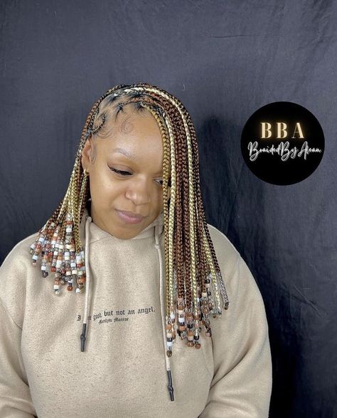 How to Mixed Colour Braids & 25 Cute Mixed Colour Braids Hairstyles Mixed Knotless Braids Colors, Short Braids W Beads, Hair Colour Combos Braids, Short Knotless Braids With Beads Color, 2 Colour Braids, Knotless Color Combo, Mixed Colour Braids, Mixed Color Braids, Ghana Hairstyles