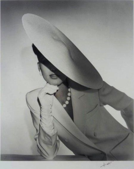 Cappello vintage 1983 Topi Vintage, Horst P Horst, Glamour Vintage, Look Retro, Retro Mode, Wearing A Hat, Moda Vintage, Beautiful Hats, Look Vintage