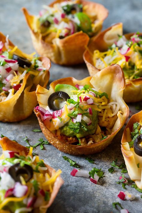 Mini Taco Bowls Taco Salad Shells, Taco Appetizers, Mini Taco, Mini Tacos, Taco Bowls, Munnar, Taco Salad, Mango Salsa, Super Bowl Food