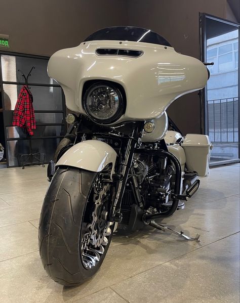 Custom Harley Davidson Street Glide, Vehicle Aesthetic, Street Glide Custom, Harley Davidson Motorcycles Street Glide, Hd Street Glide, Street Custom, Road King Harley Davidson, Motorcycle Classic, Harley Bagger