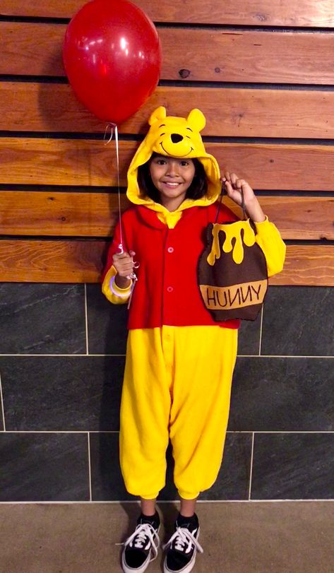 Diy Honey Pot, Winnie The Pooh Diy, Winnie The Pooh Honey Pot, Pooh Honey Pot, Pooh Costume, Winnie The Pooh Costume, Diy Honey, Halloween Basket, Winnie The Pooh Honey