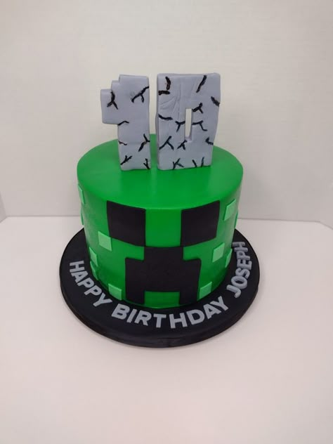 Creeper Birthday Cake, Creeper Cake Minecraft, Minecraft Birthday Cake For Boys, Dort Minecraft, Minecraft Birthday Party Cake, Minecraft Theme Cake, Minecraft Dort, Minecraft Creeper Cake, Minecraft Cake Ideas