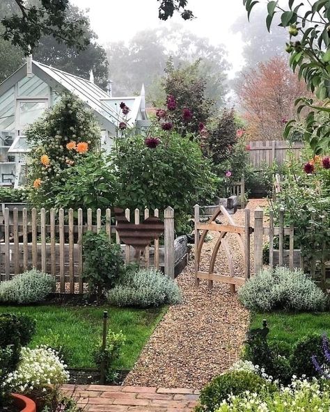 30 Awesome Examples Of Landscaping Done Right Landscape Edging Stone, Planning Garden, Courtyard Gardens, Garden Beautiful, Garden Wallpaper, Landscape Edging, Country Garden, Plants And Flowers, Veggie Garden