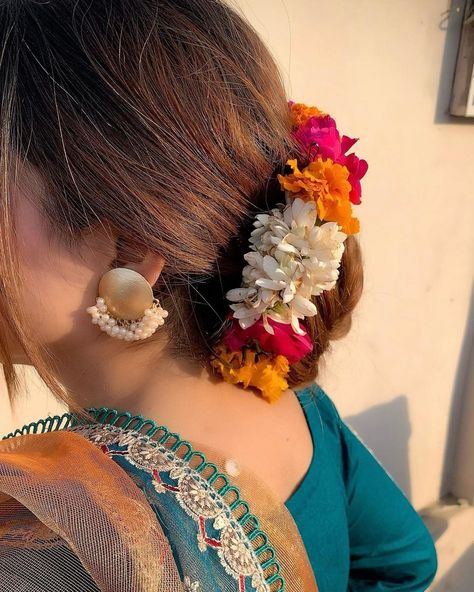 Sadi Pic, Gajra Hairstyle, Beautiful Girls Dp, Traditional Dresses Indian, Aesthetic Dps, Dp Ideas, Aesthetic Tumblr Backgrounds, Pakistani Bridal Dress, Bff Hands Aesthetic