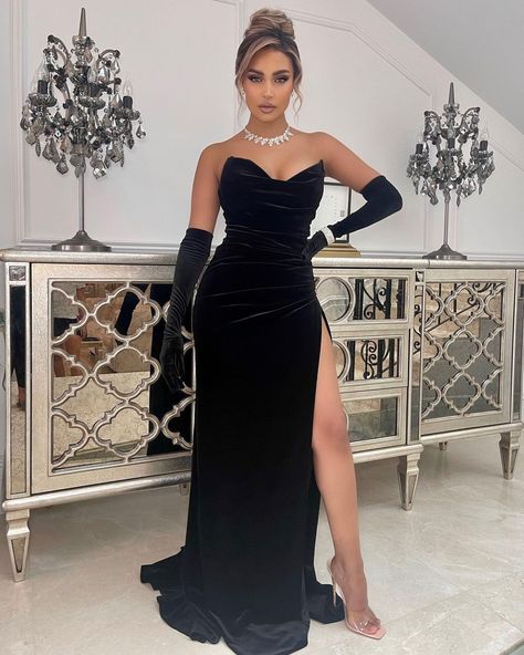 ABYSS BY ABBY | The Label on Instagram: “Happy easter!! 🐰 #abyssbyabby” Dress With Gloves Classy, Prom Dress With Gloves, Prom Dress With Split, Abyss By Abby, Black Corset Dress, Dress With Gloves, Black Ball Gown, Black Evening Dress, Black Dresses Classy