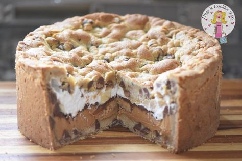 Stuffed Cookie Pie Cookie Pie Cake, Stuffed Cakes Ideas, Stuffed Cookie Bars, Stuffed Cookie Pie Recipe, Cookie Pie Slice, Louisiana Cookie Dream Pie, Uk Desserts, Stuffed Cookie Cake, Gourmet Stuffed Cookies