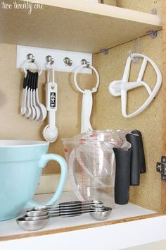 10 Kitchen Organization Projects Beach Kitchens, Diy Kitchen Storage, Clever Hacks, Cabinet Organization, Easy Home Decor, Kitchen Makeover, Diy Kitchen, Kitchen Storage Organization, Organization Hacks