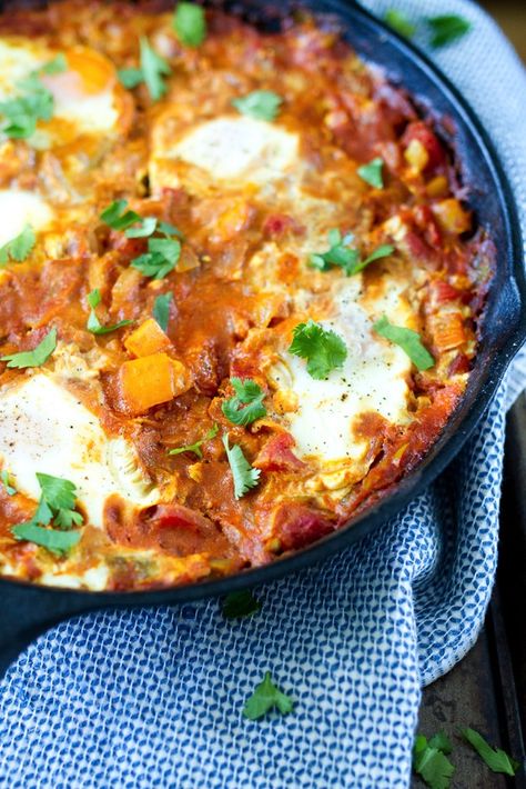 Shakshuka Eggs, Easy Shakshuka Recipe, Eating Bird Food, Shakshuka Recipes, One Skillet Meals, Bird Food, Clean Eats, Poached Eggs, High Protein Recipes