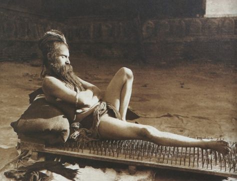 1907 Herbert Ponting  fakir in Benares 1907_1 Bed Of Nails, Pelvic Girdle, Acupressure Mat, Deep Meditation, Rare Pictures, Chronic Fatigue, Varanasi, Acupressure, Vintage Photography