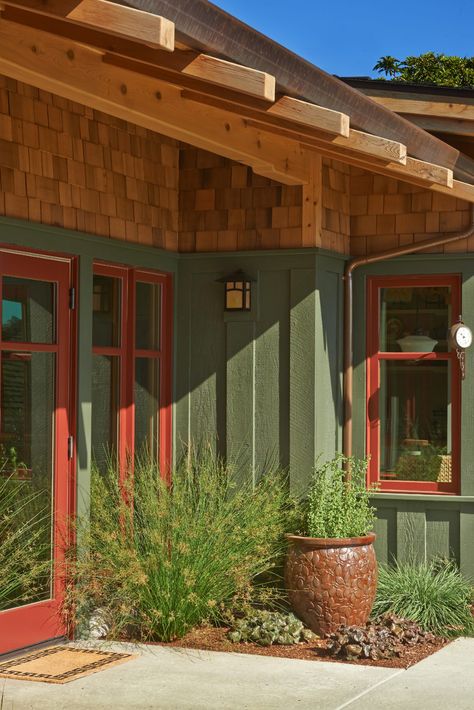 Northwest Craftsman Exterior, Colorful Bungalow Exterior, Colourful Exterior House, Bungalow Paint Colors Exterior, Green House Red Trim, Siding House Exterior Colors, Colorful House Exterior, Craftsman Style Homes Exterior Color, Coral Front Doors