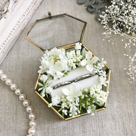 Wedding Ring Pillow Diy, Ring Box Wedding Diy, Engagement Tray, Cincin Diy, Engagement Ring Platter, Ring Box Engagement, Tafel Decor, Bridal Gift Wrapping Ideas, Geometric Terrarium