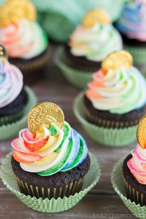 Rainbow Pot of Gold Cupcakes for St. Patrick's Day- the Chocolate Cake recipe is phenomenal! And the Rainbow striped frosting was actually pretty simple. Definitely making these again, they were a big hit! Pot Of Gold Cupcakes, Rainbow Pot Of Gold, Green Desserts, St Patrick Day Treats, Gold Cupcakes, St Patricks Day Food, Cupcakes Decorados, Dark Chocolate Cakes, Saint Patties