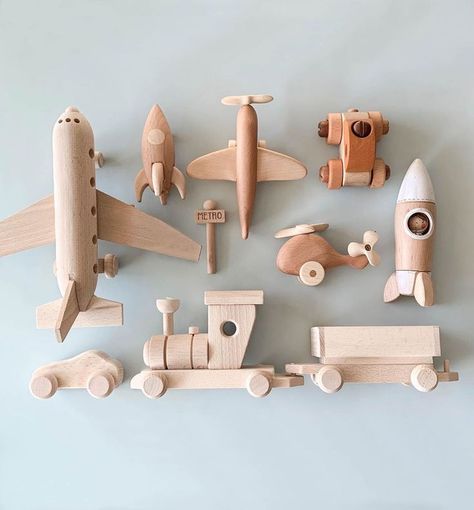 Love these simple toys. Toys Drawing, Odin Parker, Diy Sensory Board, Woodworking For Kids, Simple Toys, Kids Wooden Toys, Wood Crafts Diy, Kid Toys, Woodworking Projects Diy