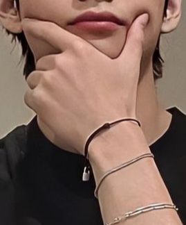 Taehyung Hand On Face Pose, Grabbing Chin Pose, Hand Holding Chin Drawing, Hand Grabbing Chin Reference, Hand Clenching Reference, Hand Under Chin Reference, Hand Grabbing Neck Reference, Hand Holding Cheek Reference, Chin Holding Reference