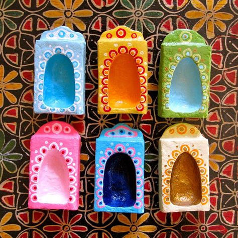 matchbox shrines - these are so freaking awesome Paper Mache Ideas, Shrines Box, Ideas For Thanksgiving, Den Mrtvých, Shrines Art, Matchbox Crafts, Altered Tins, Matchbox Art, Assemblage Art