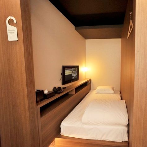 Small Hotel Room, Beds For Small Rooms, Loft Bed Plans, Hostels Design, Hostel Room, House Redesign, Maids Room, Cabin House, Hotel Room Design