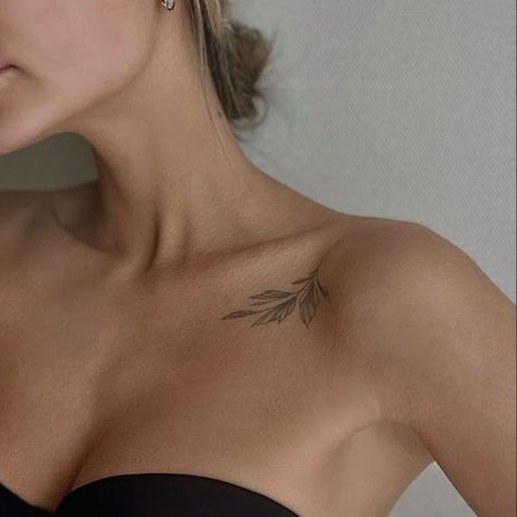 Soft Tatoos Ideas, Chest Women Tattoo, Dainty Leg Tattoos Women, Delicate Shoulder Tattoos For Women, Tattoo On Collar Bone For Women, Chic Tattoos For Women, Back Of Elbow Tattoos For Women, Small Collar Bone Tattoos For Women, Clavical Tattoos Women