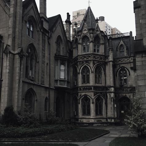 Gothic Academia, Emily Brontë, Dark Acadamia, Pretty Houses, Images Harry Potter, Hogwarts Aesthetic, Bellatrix Lestrange, Slytherin Aesthetic, Arte Robot