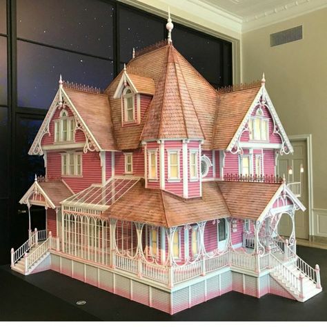 Pink Palace Layout, Coraline Minecraft, Coraline House Layout, Coraline Moon, Coraline House, Fairfield Dollhouse, Mini Homes, Dollhouse Family, Coraline Movie