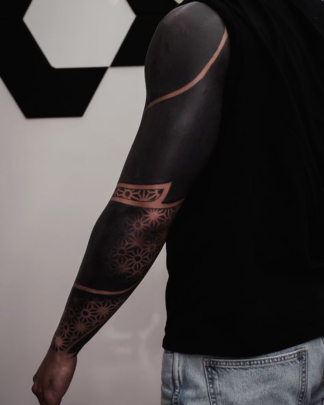 Black Sleeve Tattoo, Blackout Tattoo, Tattoos Men, Full Sleeve Tattoos, Chest Tattoos, Geometric Tattoos, Full Sleeve Tattoo, Incredible Tattoos, Sleeves Ideas