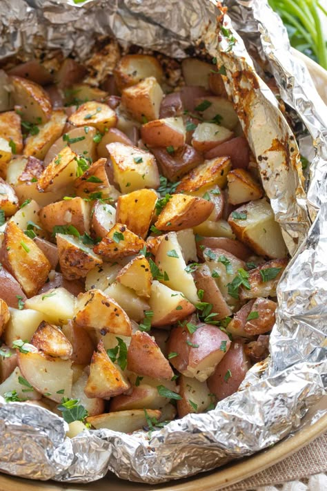 Red Potatoes On The Grill, Side Dishes For A Bbq, Grilled Potatoes In Foil, Grilled Red Potatoes, Foil Potatoes On Grill, Foil Potatoes, Grilled Foil Packets, Potato Packets, Cooking Red Potatoes