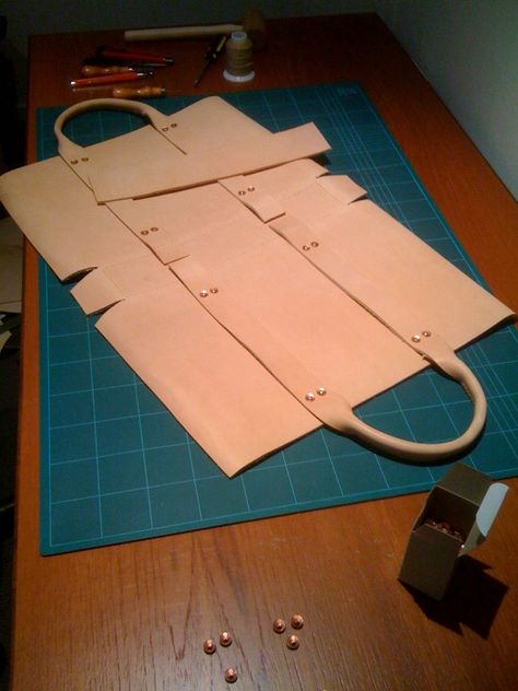 Leather bag construction. / Cómo hacer tu propio bolso con cuero. DIY Handmade Crafts. Artisan. Bag Construction, Tas Denim, Sac Diy, Leather Bag Pattern, Diy Leather Bag, Sewing Leather, Naha, Leather Projects, Leather Bags Handmade