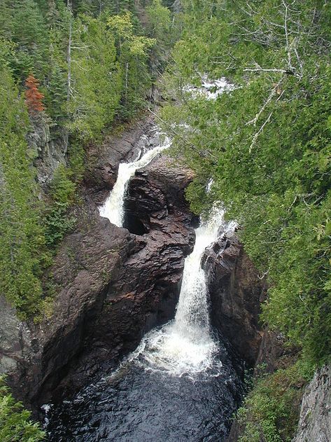 Minnesota’s Devil’s Kettle Falls has been puzzling hikers and geologists for generations. River Flow, Underground Caves, Areas Verdes, Bucket Lists, Weird Stuff, Travel Time, Haunted Places, Lake Superior, Land Art