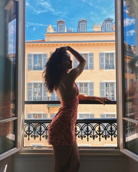 Latina with long wavy curly hair infront of Paris building window balcony Photos On Balcony, Nice Poses For Instagram, Poses In Front Of Building, Balcony Selfie Ideas, Instagram Picture Ideas Dress, Balcony Pictures Instagram, Balcony Poses Photo Ideas, Backless Dress Pose, Balcony Photoshoot Ideas