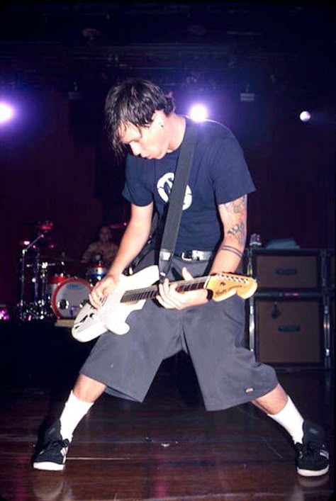 Tom DeLonge Blink 182 Live, Mark Tom And Travis Show, 2000s Rock Bands, Blink 182 Tom Delonge, Blink 182 Tom, Punk 2000s, 2000s Rock, Angels And Airwaves, Tom Delonge