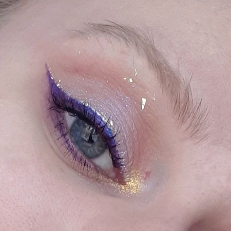 Purple Eyeliner Looks For Brown Eyes, Lavender Graphic Liner, Hair Colour Red, Cool Eyeliner, Pisces Princess, Coloured Eyeliner, Romantic Lifestyle, Eyeshadow For Hooded Eyes, Silver Eyeliner