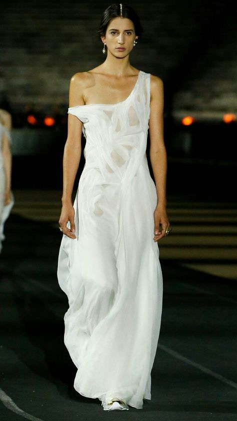 Flowy Dress Runway, Flowy Fashion Runway, Dry Wet Dress, Wet Wedding Dress, White Dress Runway, Chiffon Runway, White Runway Dress, Wedding Dress Runway, Flowy Clothes