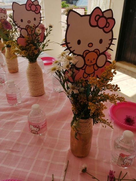 Hello Kitty Birthday Table Decorations, Sanrio Centerpiece Ideas, Hello Kitty Table Decorations, Hello Kitty Graduation Party, Hello Kitty Baby Shower Ideas, Hello Kitty Quinceanera, Hello Kitty Tea Party, Hello Kitty Centerpieces, Hello Kitty Birthday Decorations