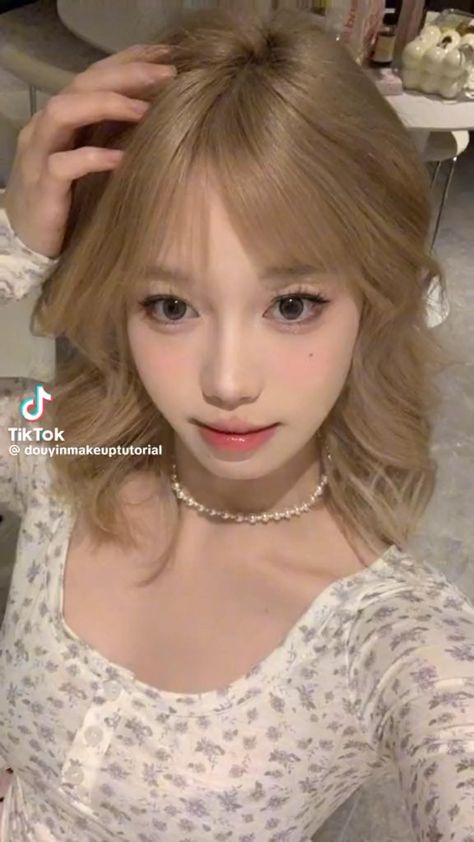 douyinmakeuptutorial on tiktok Tut Makeup, Y2k Hairstyles, Korean Eye Makeup, Beauty Makeup Tutorial, Douyin Makeup, Makeup Artist Tips, Make Up Tutorial, Asian Eye Makeup, Elegant Makeup