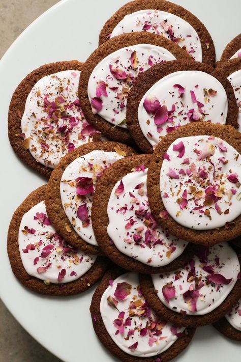 cardamom rose gingersnaps Rose Water Cookies, Arabian Cookies, Lemon Royal Icing, Rosewater Recipe, Gingersnaps Recipe, Cookies Summer, Xmas Cookies Recipes, Ginger Snaps Recipe, Cardamom Cookies