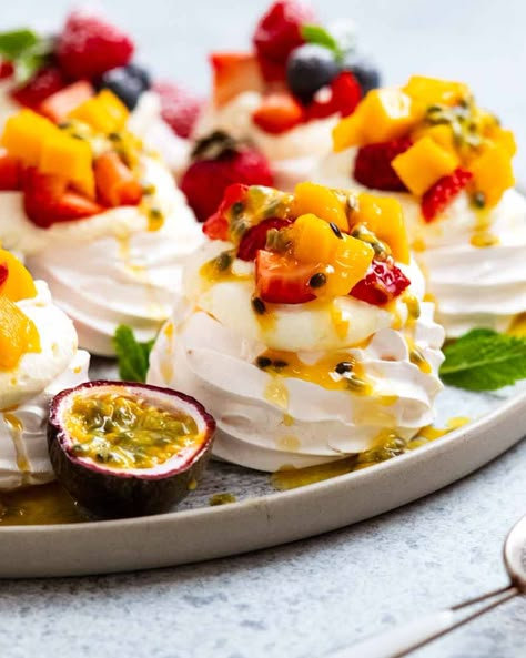 Close up of Mini Pavlovas with mango and passionfruit Pavlova Plating, Summer Garden Party Food, Pavlova Aesthetic, Mango Pavlova, Passionfruit Pavlova, Summer Pavlova, Summer Garden Party Ideas, Summer Garden Party Decorations, Outfit Garden Party