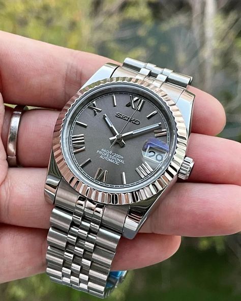 [Datejust] Seiko Roman : SeikoMods Seiko Datejust Mod, Seiko Vintage Watch, Mod Aesthetic, Aesthetic Mens, Classy Watches, Watch Aesthetic, Watches Silver, Mens Room, Seiko Mod