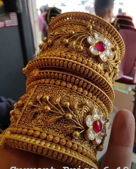 Broad Bangles Jewelry Designs, Karnataka Jewellery, Gold Kangan, Arm Cuff Jewelry, Gold Kada, Kada Bangles, Wedding Jewelry Sets Bridal Jewellery, Delicate Gold Jewelry, Dancing Drawings