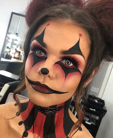 Creepy Carnival Costumes Women, Scary Clown Women Costume, Halloween Clown Hairstyles, Best Creative Halloween Costumes, Halloween Carnival Costumes, Scary Clown Halloween Makeup, Womens Clown Makeup Halloween, Womens Halloween Face Paint, Creepy Clown Makeup Easy