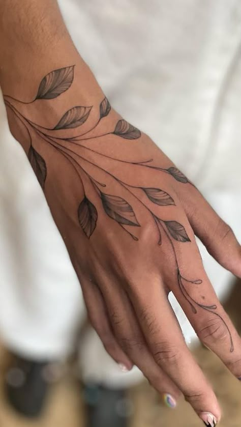 Wrist Hand Tattoo, Sacred Geometry Tattoos, American Traditional Tattoo Design, Fist Tattoo, Tattoo Main, Tattoos Dotwork, Traditional Hand Tattoo, Simple Hand Tattoos, Floral Back Tattoos