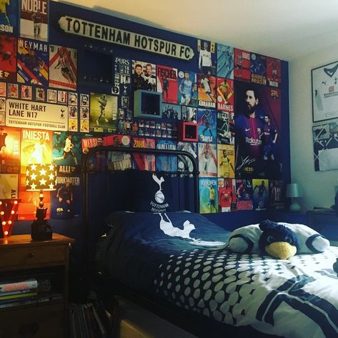 Tottenham Bedroom Ideas, Teenage Football Bedroom, Football Bedroom Aesthetic, Football Bedroom Ideas For Boys, Football Theme Bedroom, Football Themed Room, Movie Bedroom, Football Room, Male Bedroom Ideas