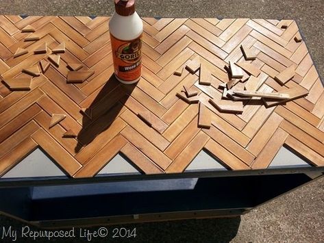 Chevron Table Top, Table Chevron, Diy Table Top, Chevron Table, Diy Tv Stand, Wooden Table Top, Woodworking Patterns, Diy Holz, Painted Sticks