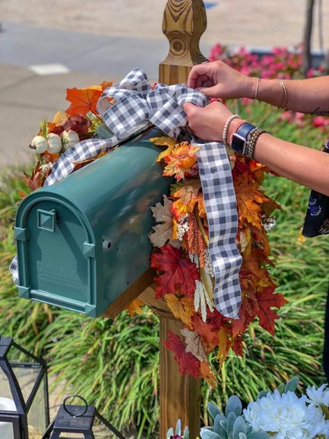 Diy Fall Yard Decor, Mailbox Decorating Ideas, Fall Mailbox Decor, Mailboxes Ideas, Yard Decor Ideas, Fall Mailbox, Outside Fall Decorations, Mailbox Swag, Fall Yard Decor