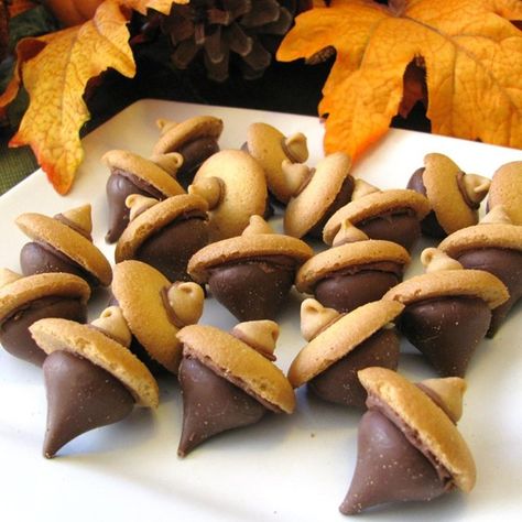 Acorn Candy Cookies | "Cute little treats all on their own or a fun decoration for your cupcakes! Enjoy as is or use to decorate cupcakes. If you are good at piping try adding some colored leaves made of frosting to the top of the Nilla® Wafer." Bite Size Thanksgiving Desserts, Candy Cookies Recipes, Acorn Cookies, Halloween Appetizers Easy, Thanksgiving Desserts Easy, Diy Food Gifts, Fudge Cookies, Halloween Treats Easy, Wafer Cookies