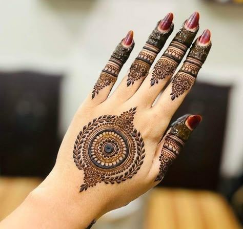 Ghevar Mehndi Designs, Mandala Mehendi, Simple Henna Art, Mehndi Mandala, Eid Mehndi Design, Latest Mehndi Designs Wedding, Simple Mehendi, Modern Mehndi, Mehedi Design